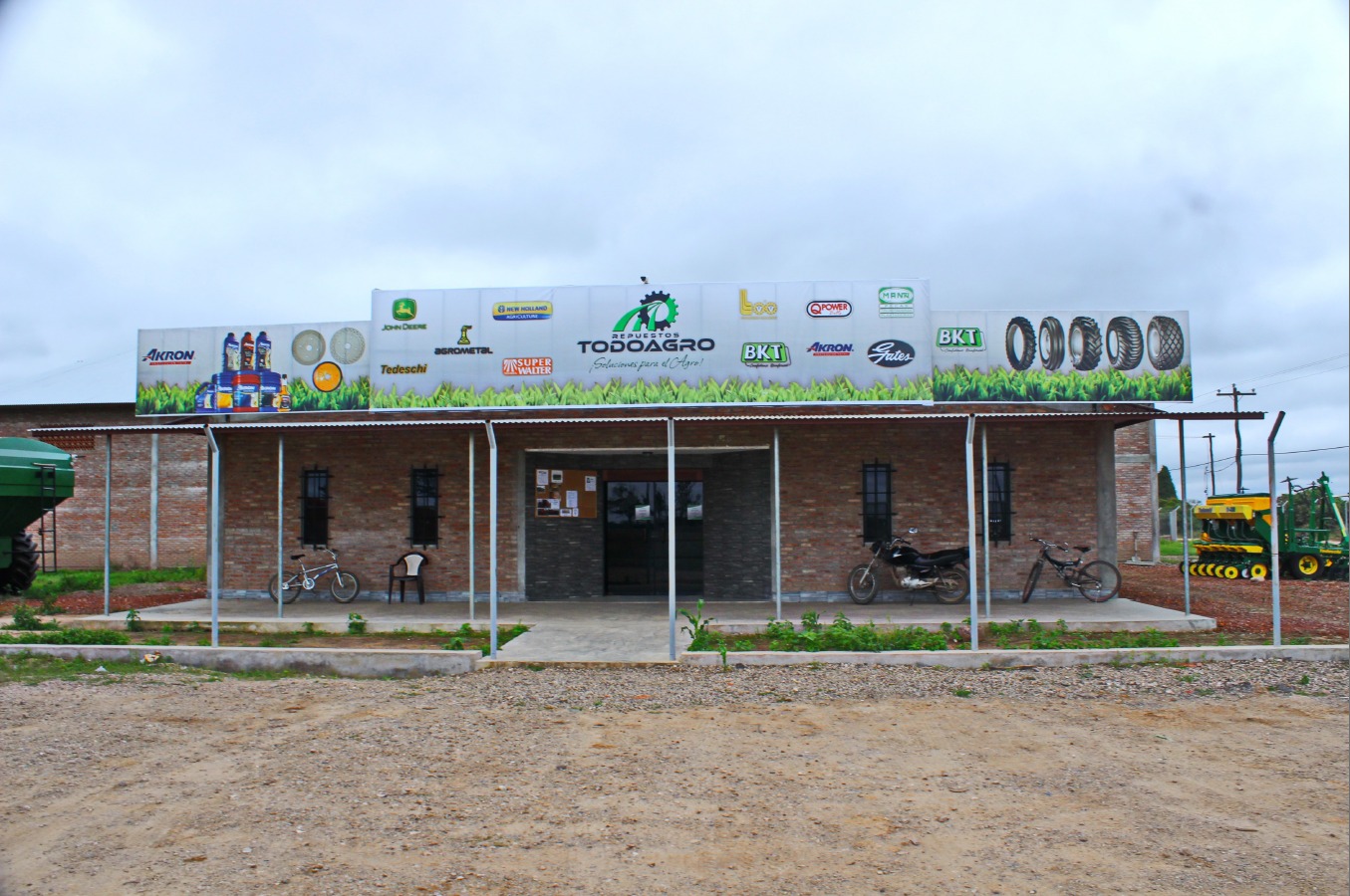 Antigua fachada de Repuestos TODO AGRO con maquinaria agrícola a los costados