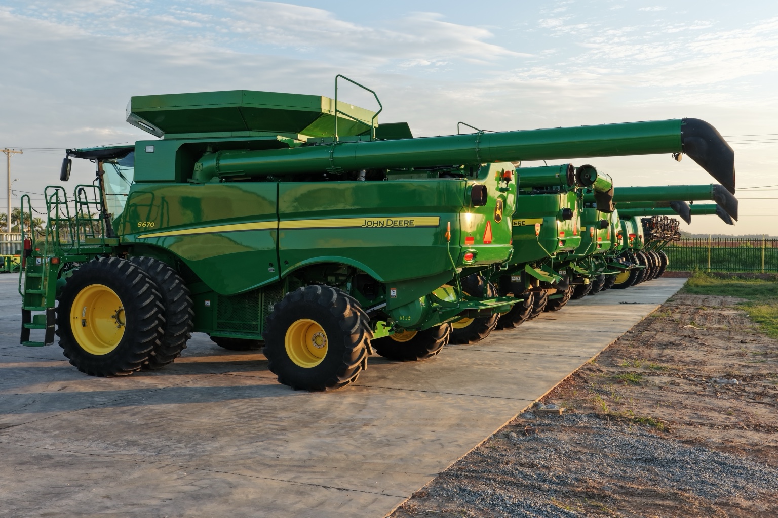 Fila de cosechadoras John Deere disponibles en las instalaciones de RPGROUP TODO AGRO