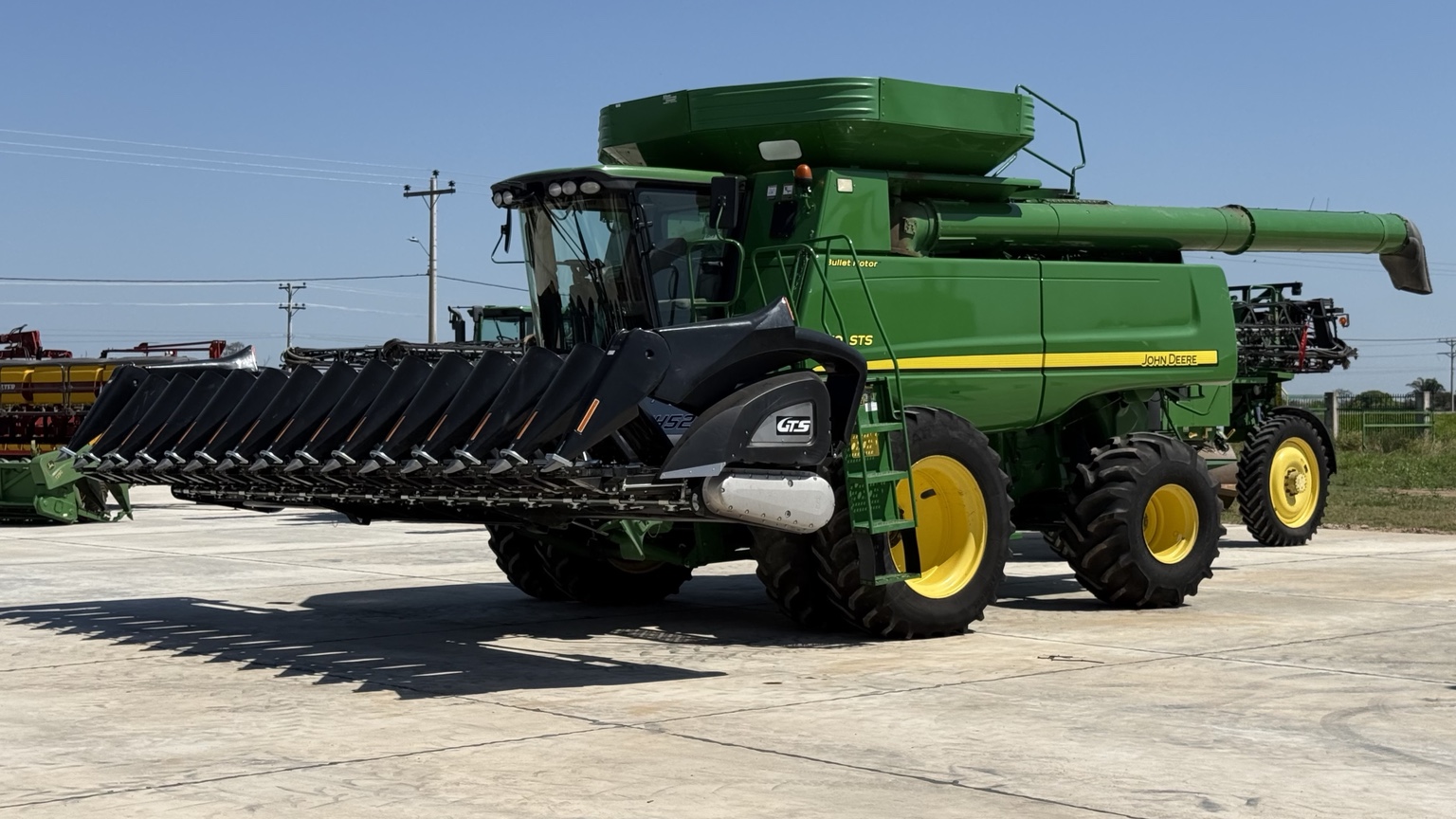 Cosechadora John Deere equipada con un cabezal maicero GTS