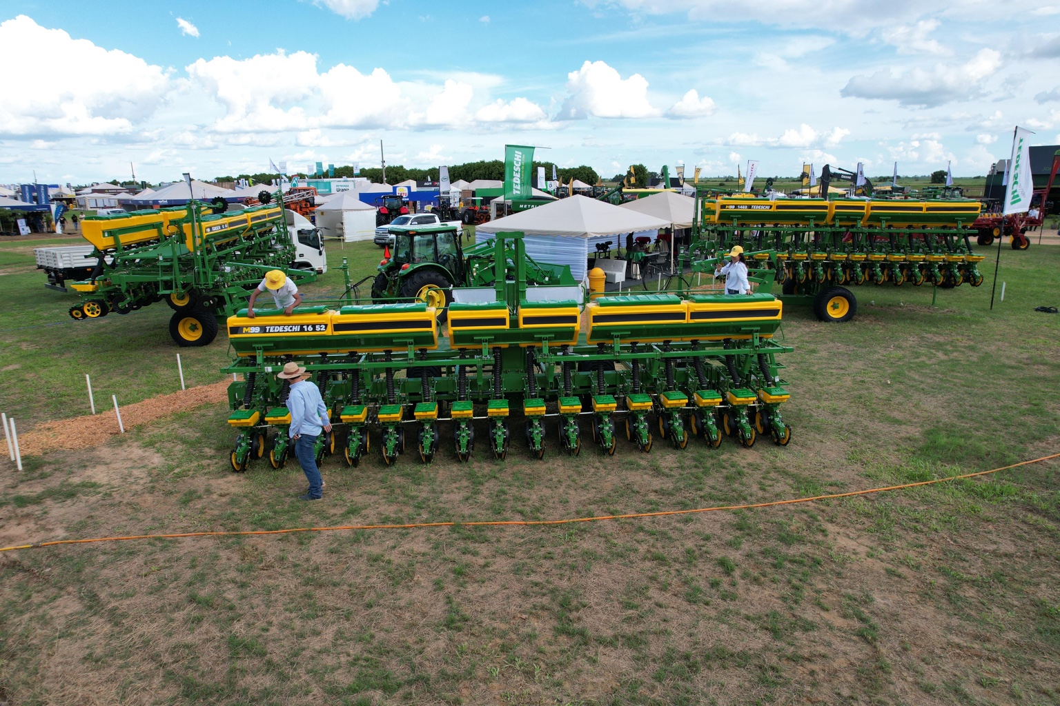 Sembradoras Tedeschi exhibidas durante una feria agrícola